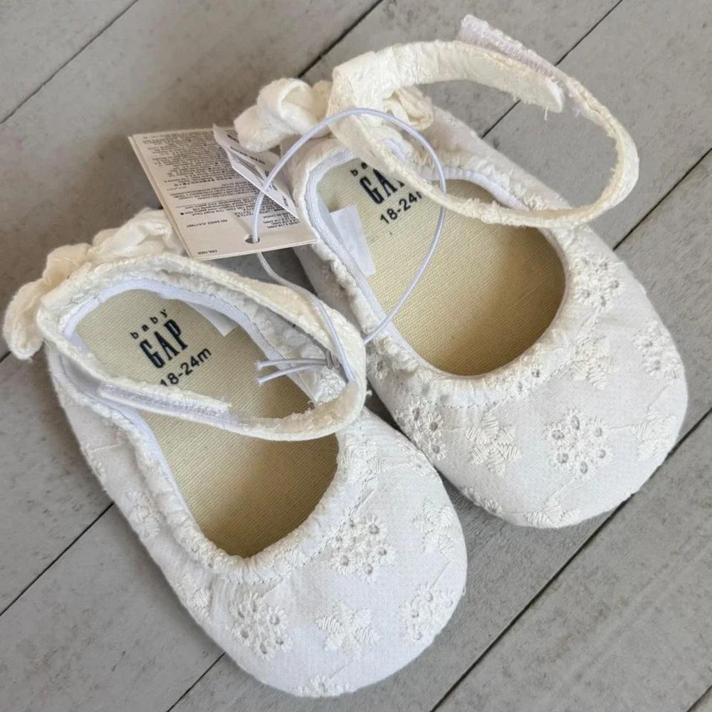 Baby Gap White Eyelet Lace Baby Shoes 18-24mos